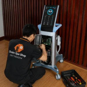 Kỹ thuật viên Đoàn Spa Shop sửa máy giảm béo EMS không hoạt động